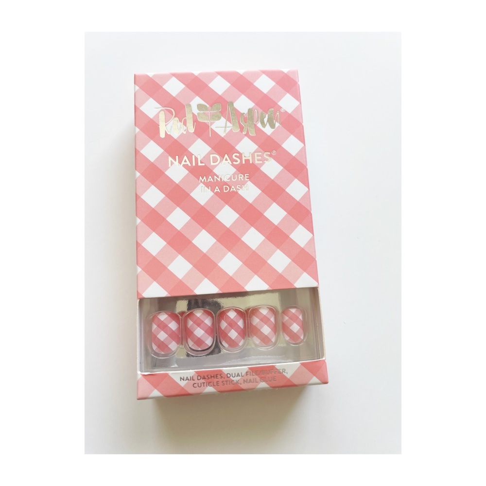 Red Aspen Picnic With Mimi short nail dash
